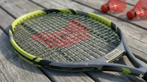 Diagram comparing a standard birdy versus a wind-resistant outdoor badminton set in high-velocity Canadian winds.